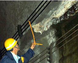 Big concrete block falls from tunnel wall